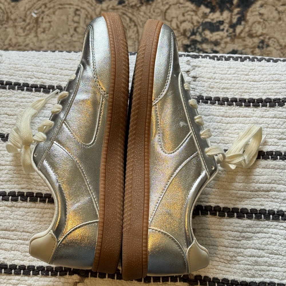 No Boundaries Silver Sneakers - Picture 4 of 6